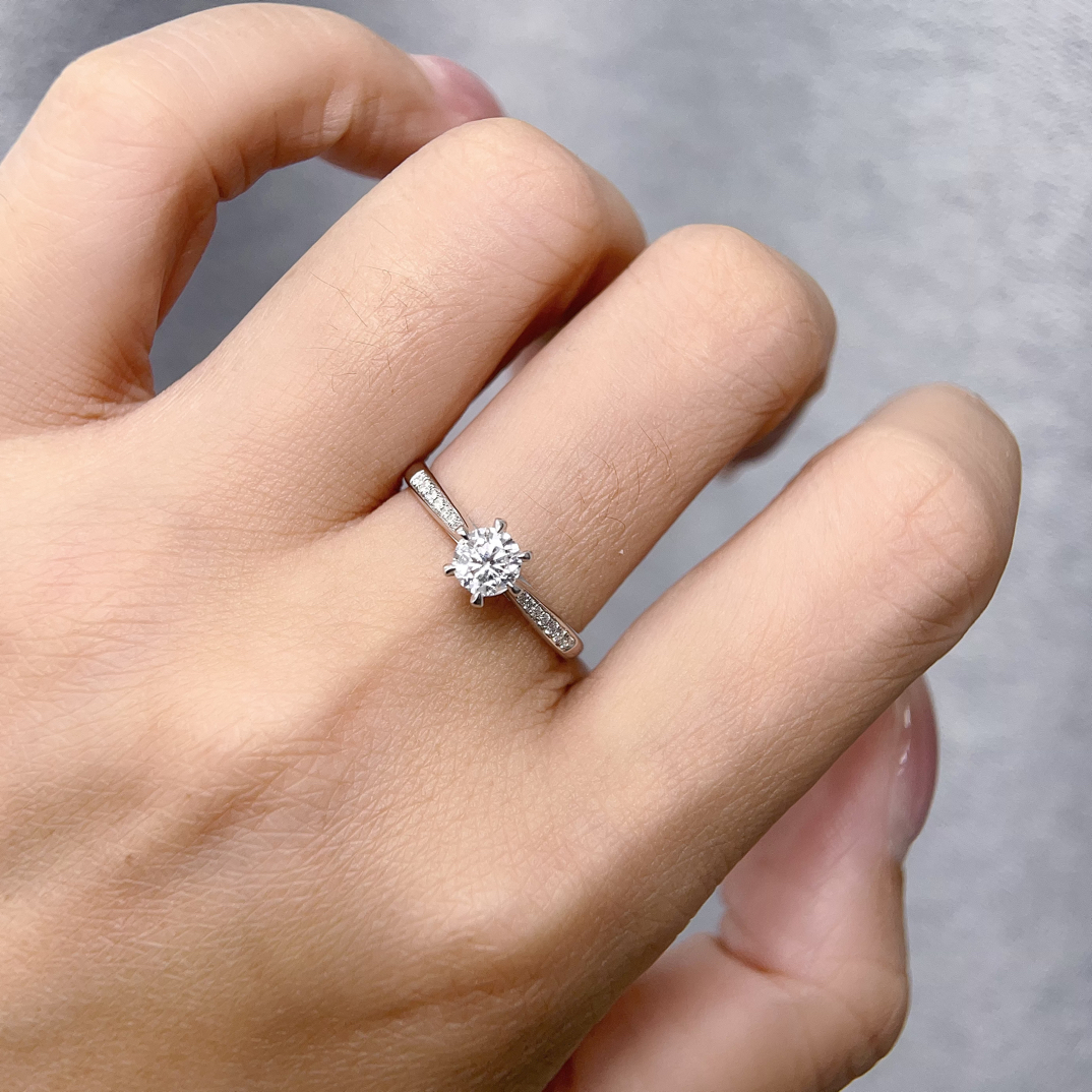 18k撤柜天然钻石高色50分六爪款