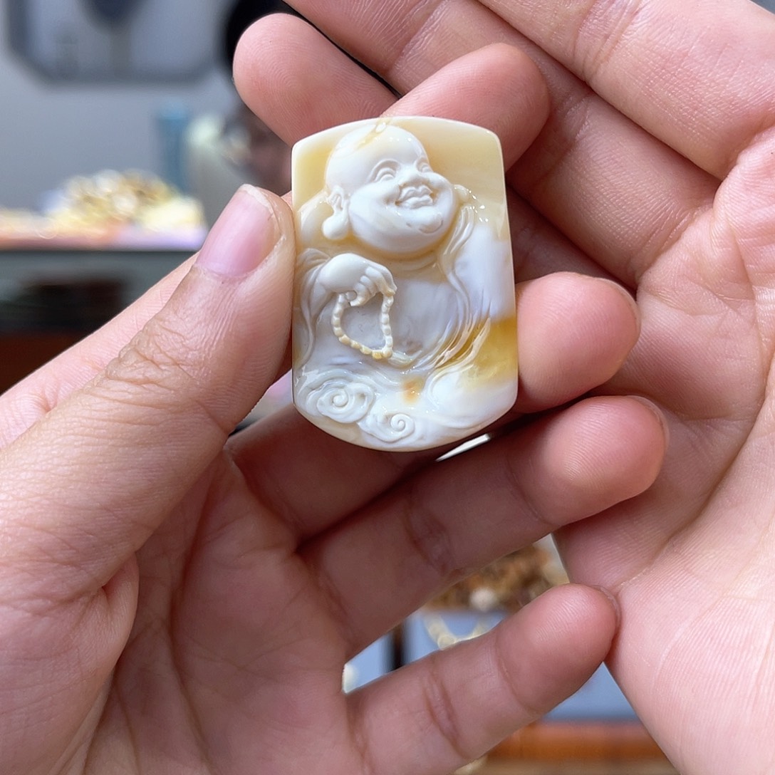 琥珀裸石未镶嵌蜜蜡雕刻件