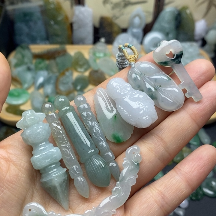 翡翠未镶嵌颈饰吊坠一个