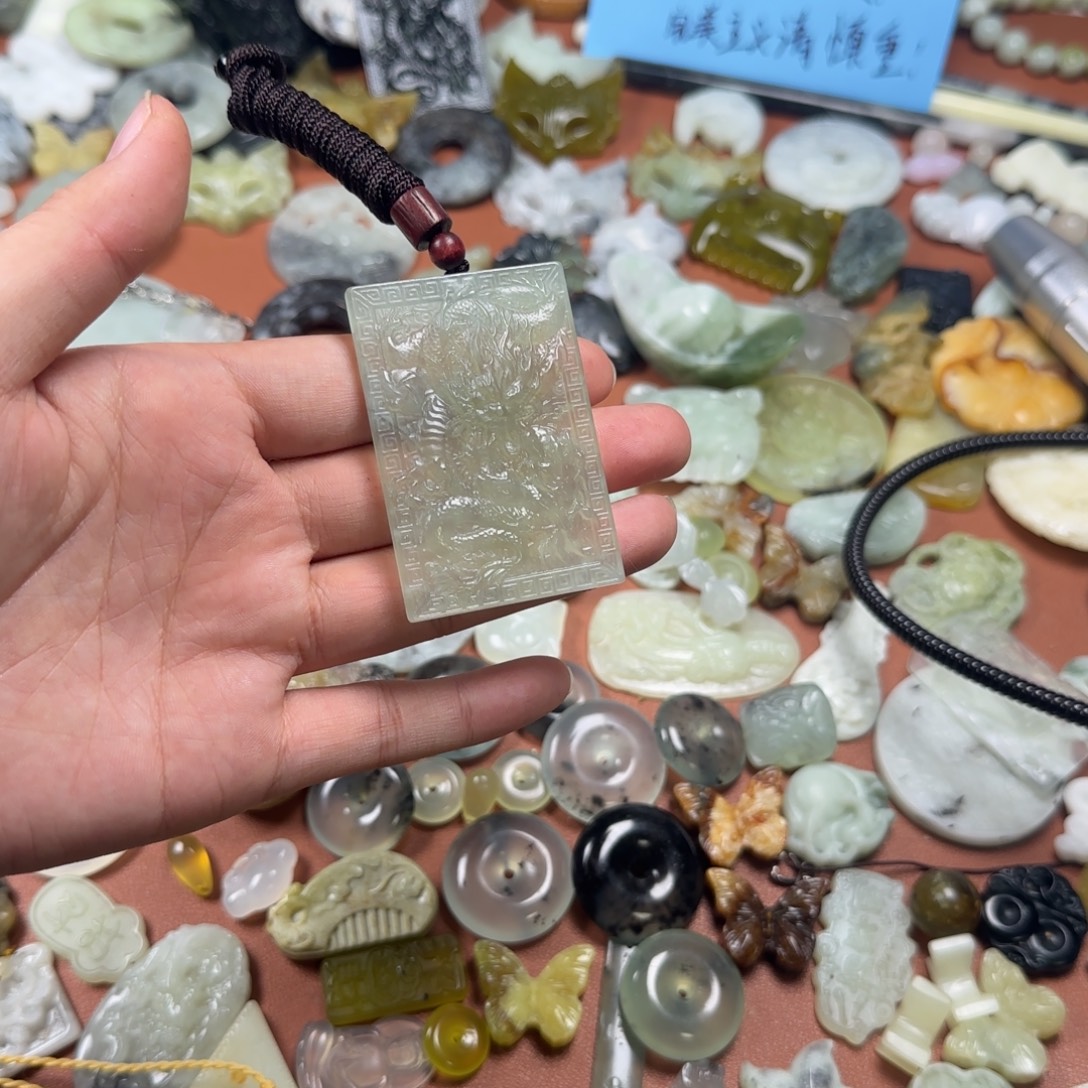 思****未镶嵌蛇纹石玉颈饰龙牌