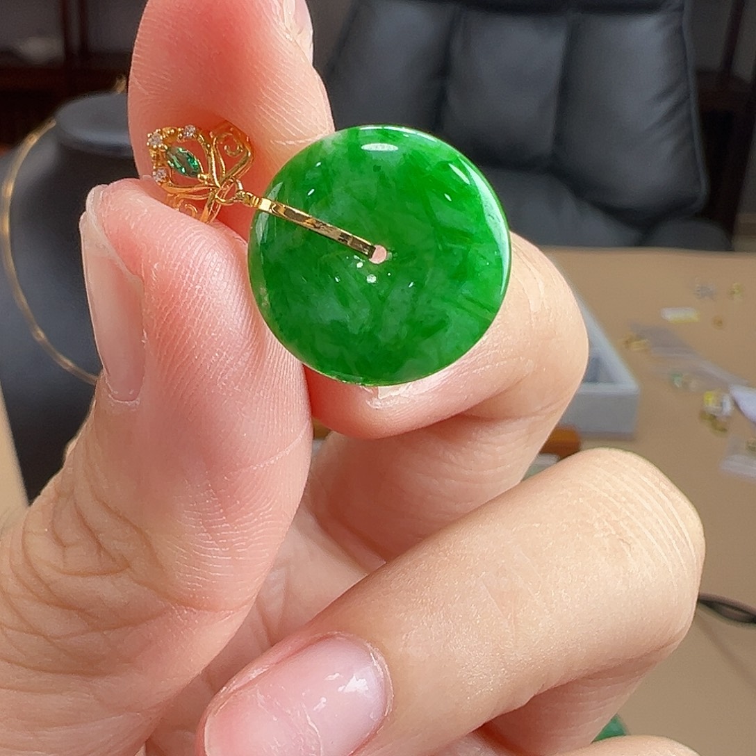 颈饰18K金镶嵌翡翠吊坠