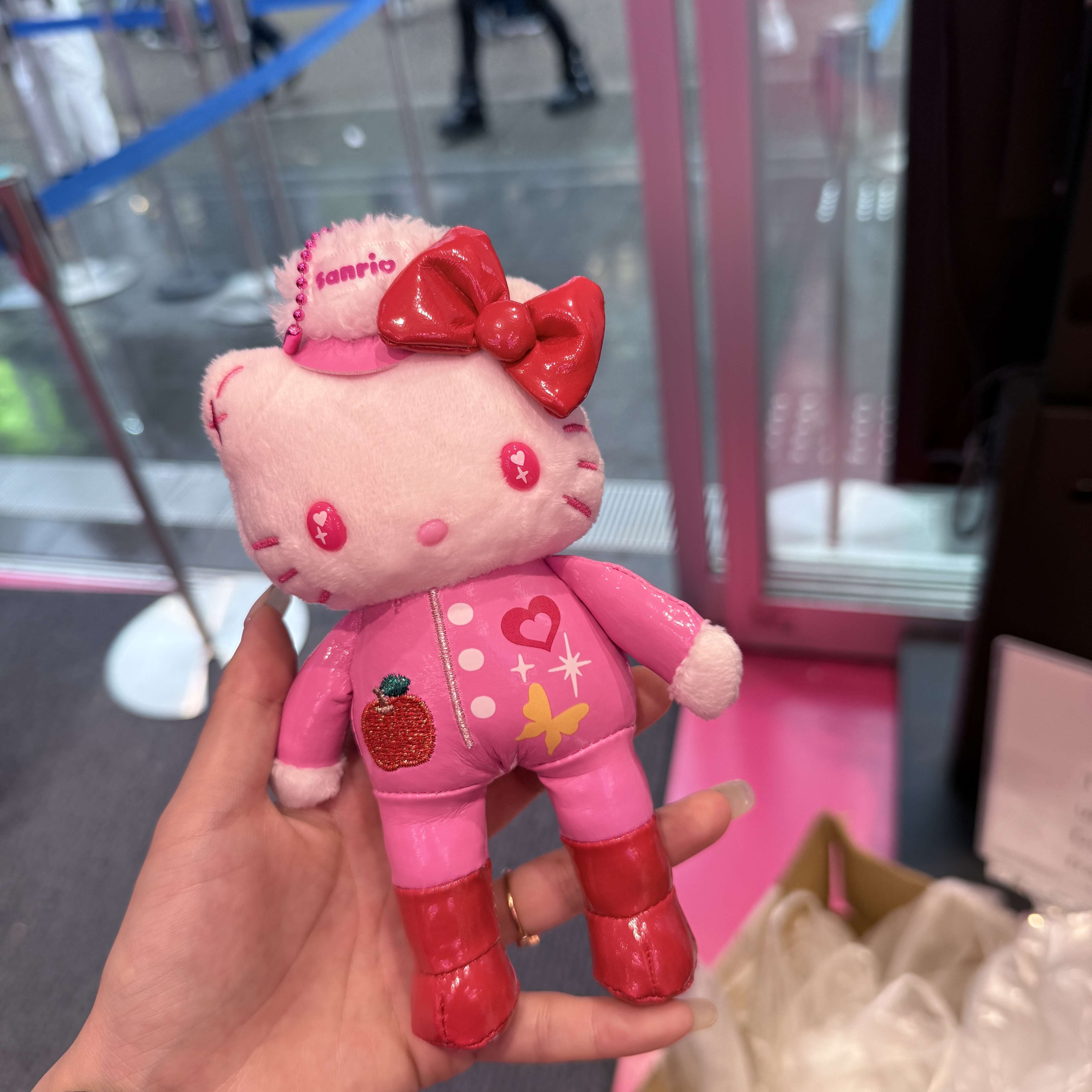 【东京限定】Hello Kitty 粉色皮衣 长腿 Kitty 钥匙扣挂件