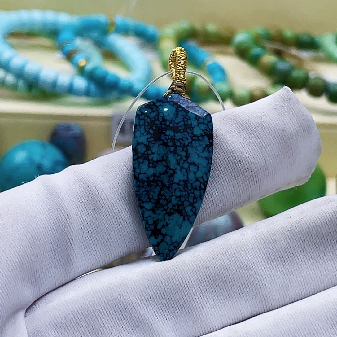 绿松石颈饰未镶嵌