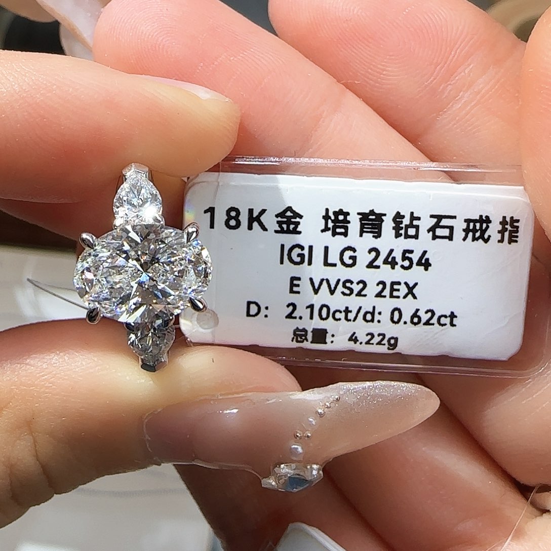 实验室培育钻石18K金镶嵌紫***雾2.1克拉椭圆三石 13