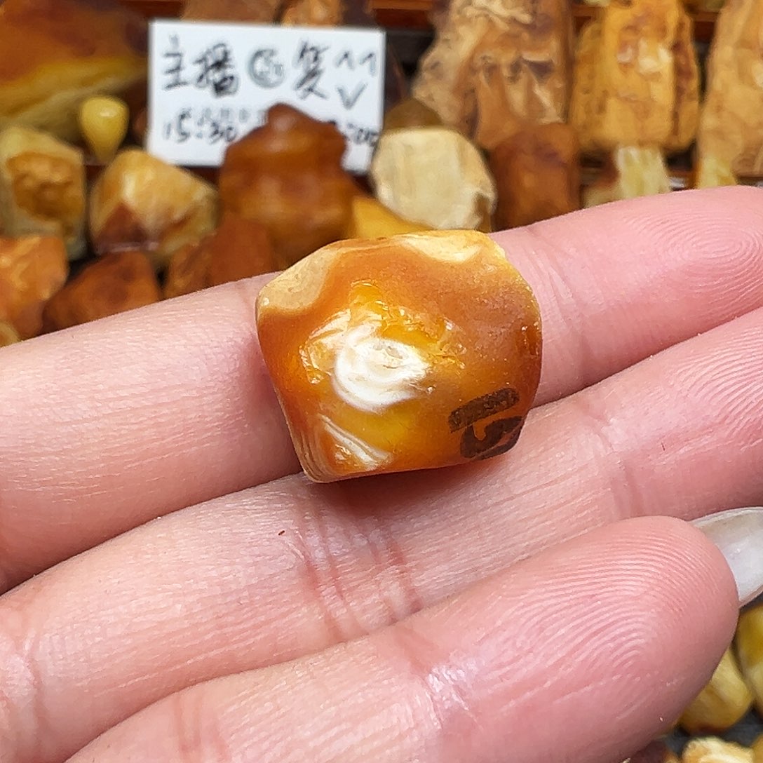 赞***者定制琥珀未镶嵌蜜蜡