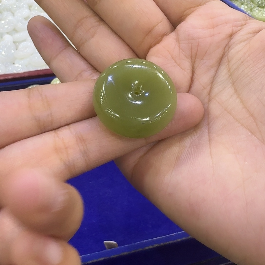 雨***滴和田玉未镶嵌颈饰