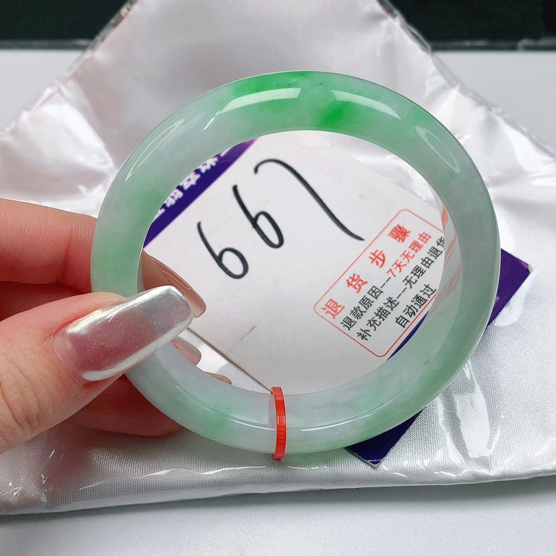 翡翠手镯未镶嵌翡翠手镯