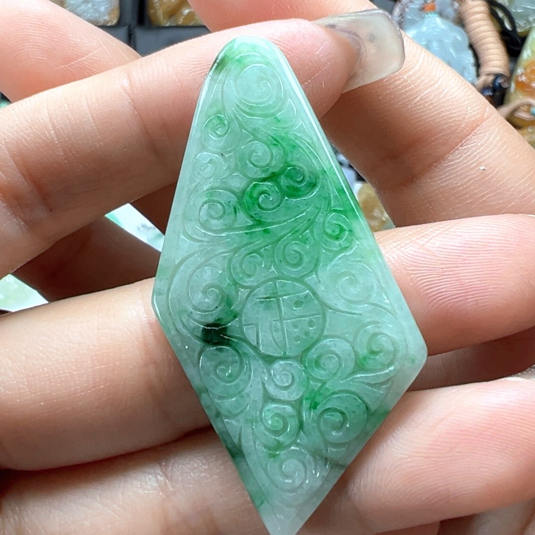 翡翠颈饰未镶嵌无事牌