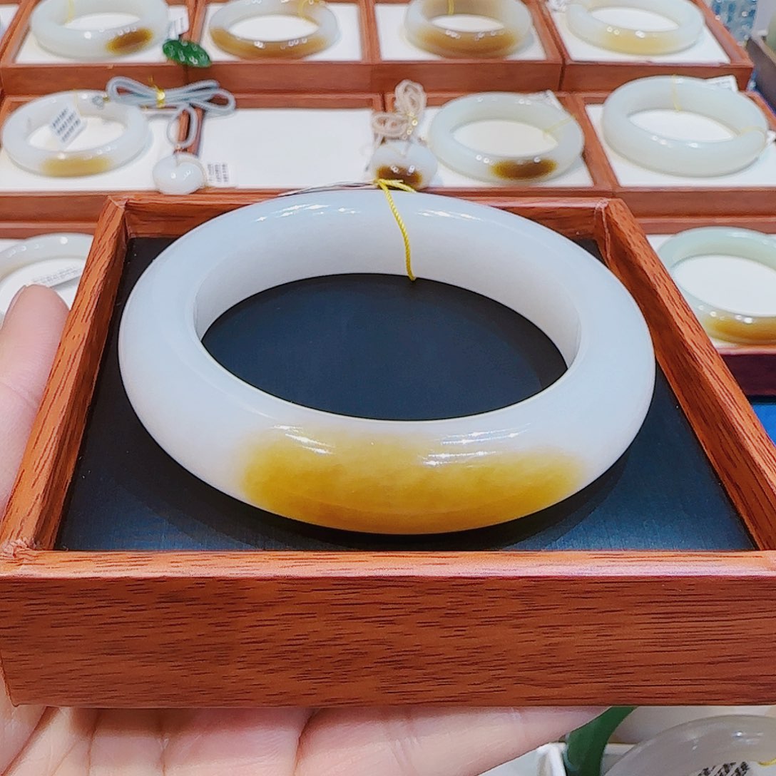 和田玉手镯未镶嵌糖白56