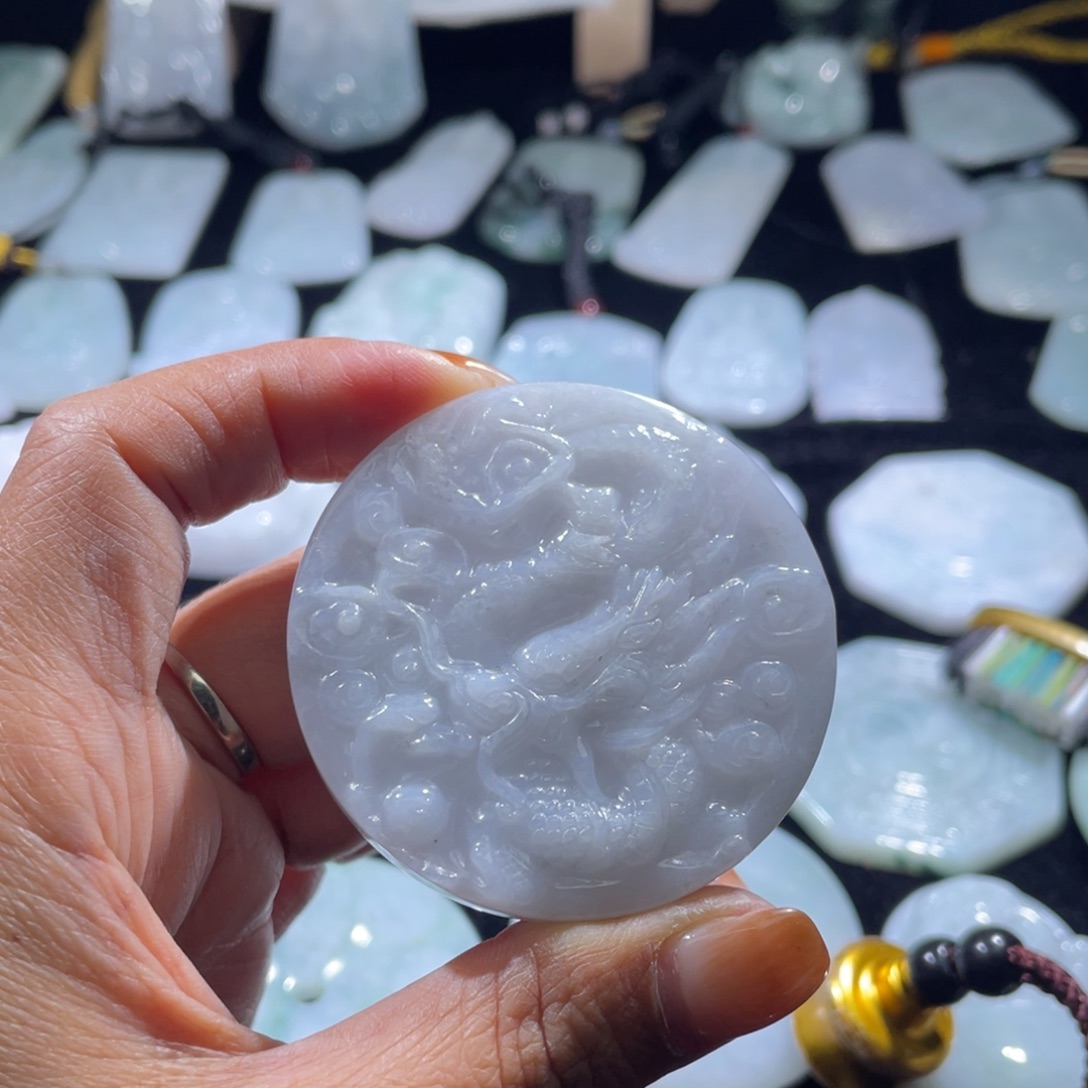 翡翠未镶嵌颈饰龙牌