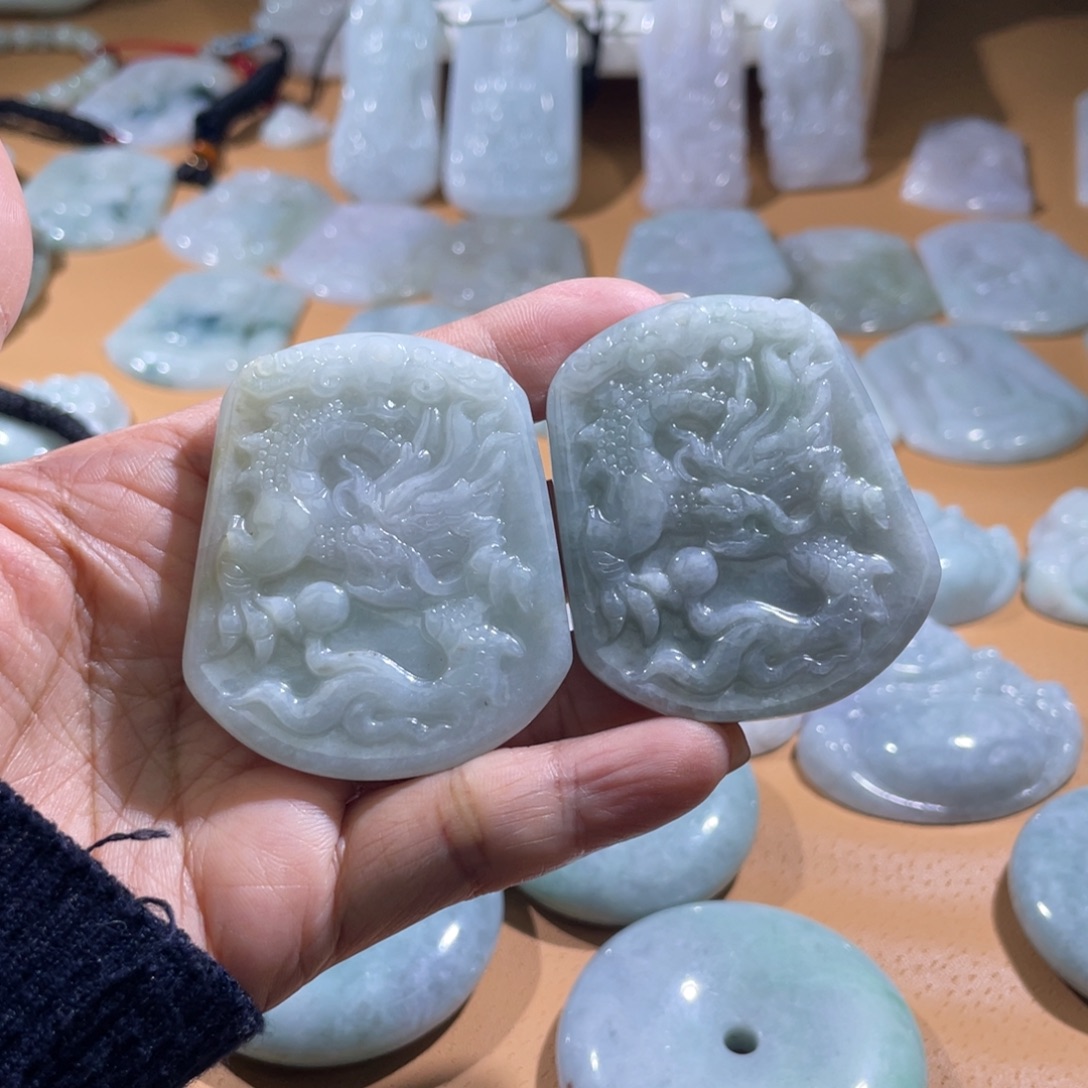翡翠未镶嵌颈饰龙牌两个，微瑕