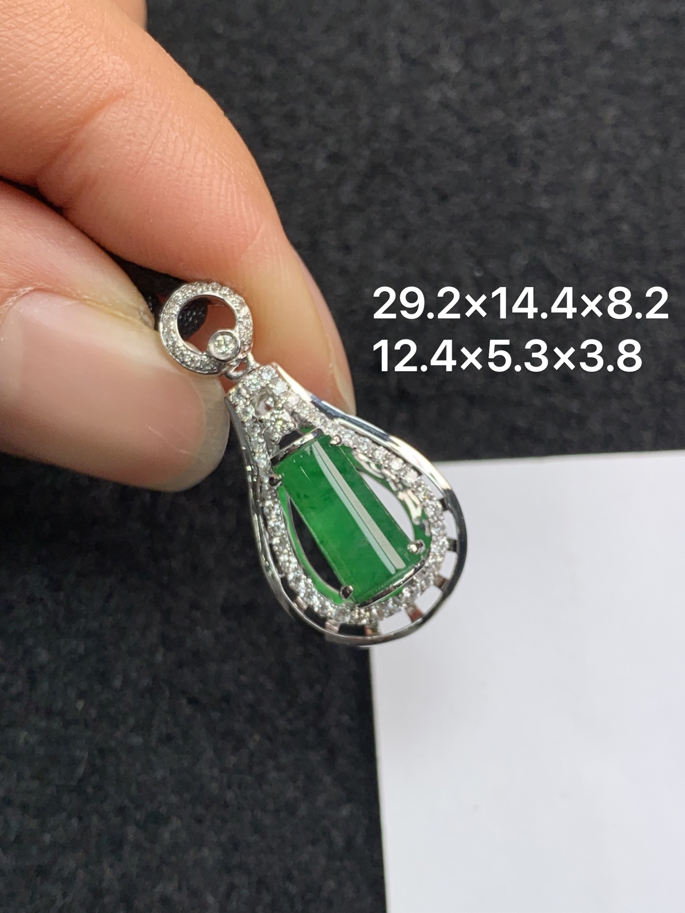 18K金镶嵌天然缅甸翡翠阳绿无事牌吊坠