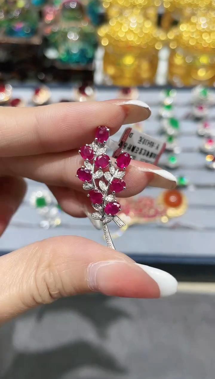 18K金镶嵌天然红宝石吊坠胸针两用款