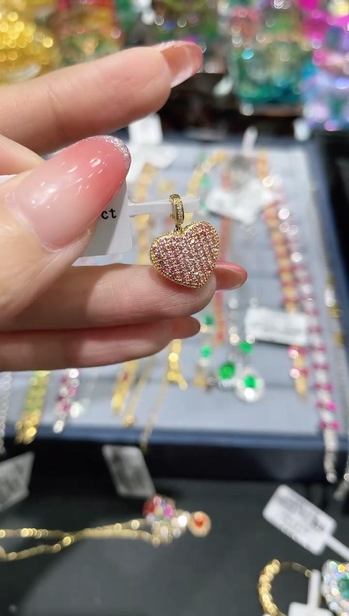 18K金镶嵌彩色蓝宝石吊坠爱心款