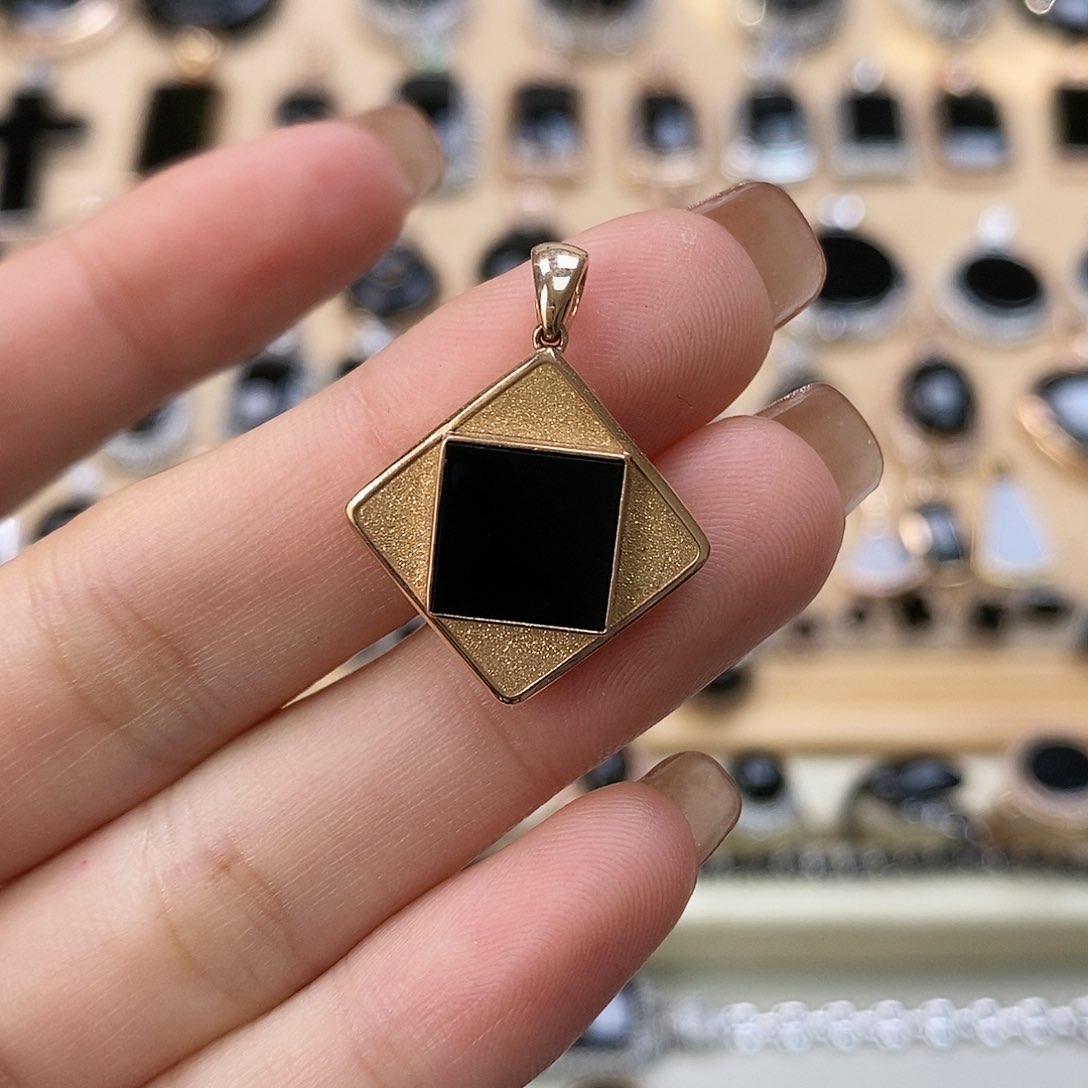 翡翠颈饰18K金镶嵌天然翡翠墨翠