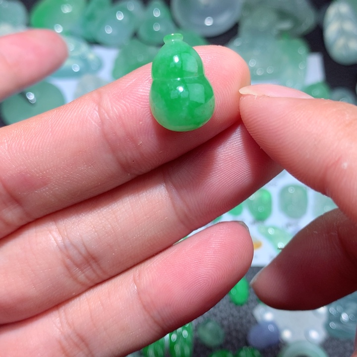 翡翠颈饰未镶嵌葫芦