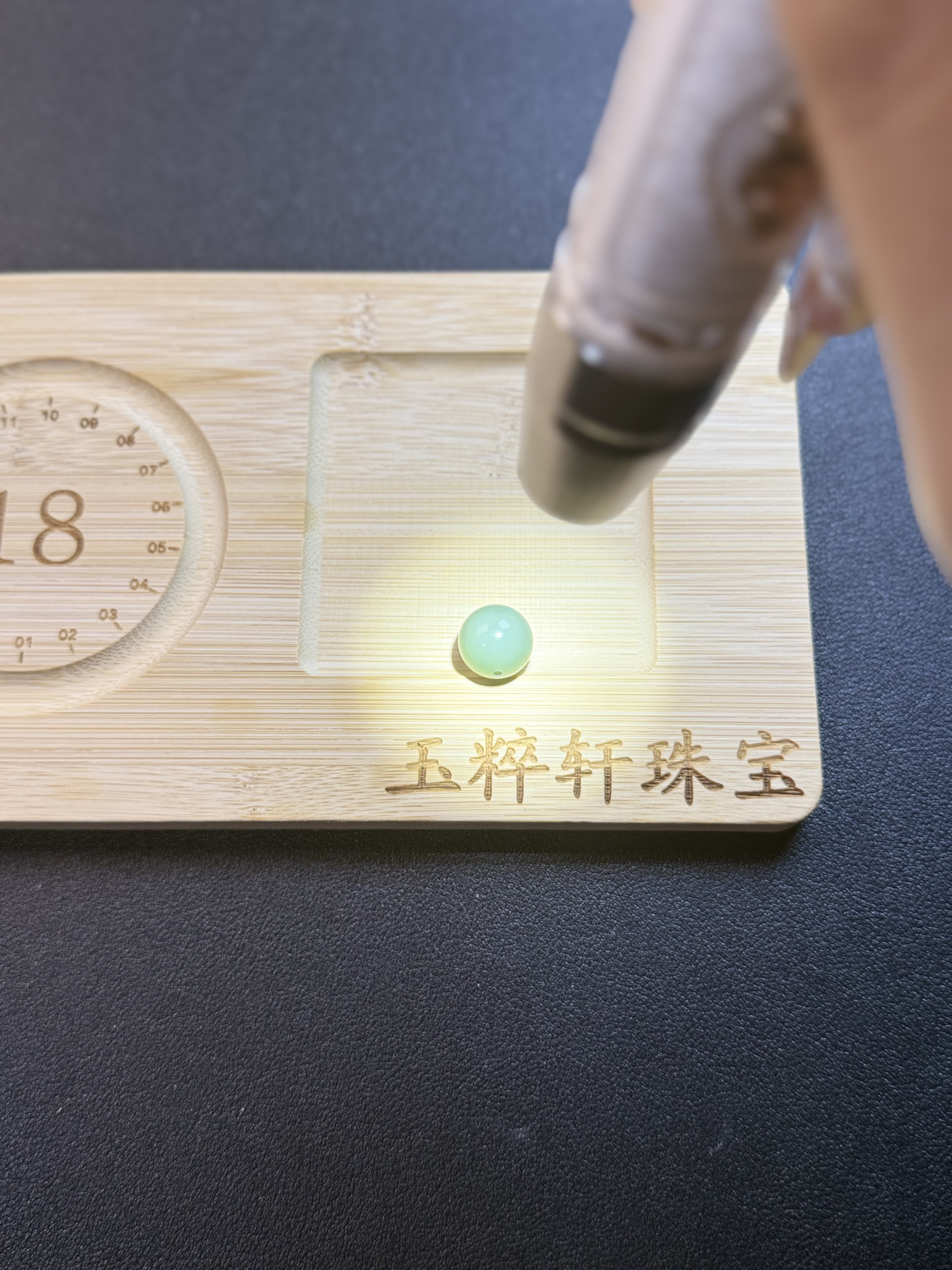 和田玉单珠粉青带猫14mm无结构特细