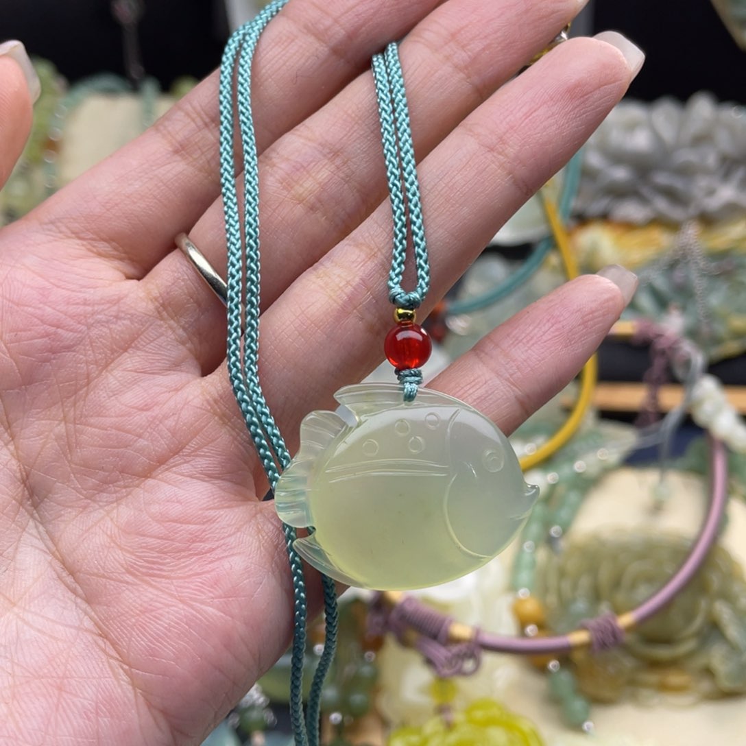 蛇纹石玉颈饰未镶嵌