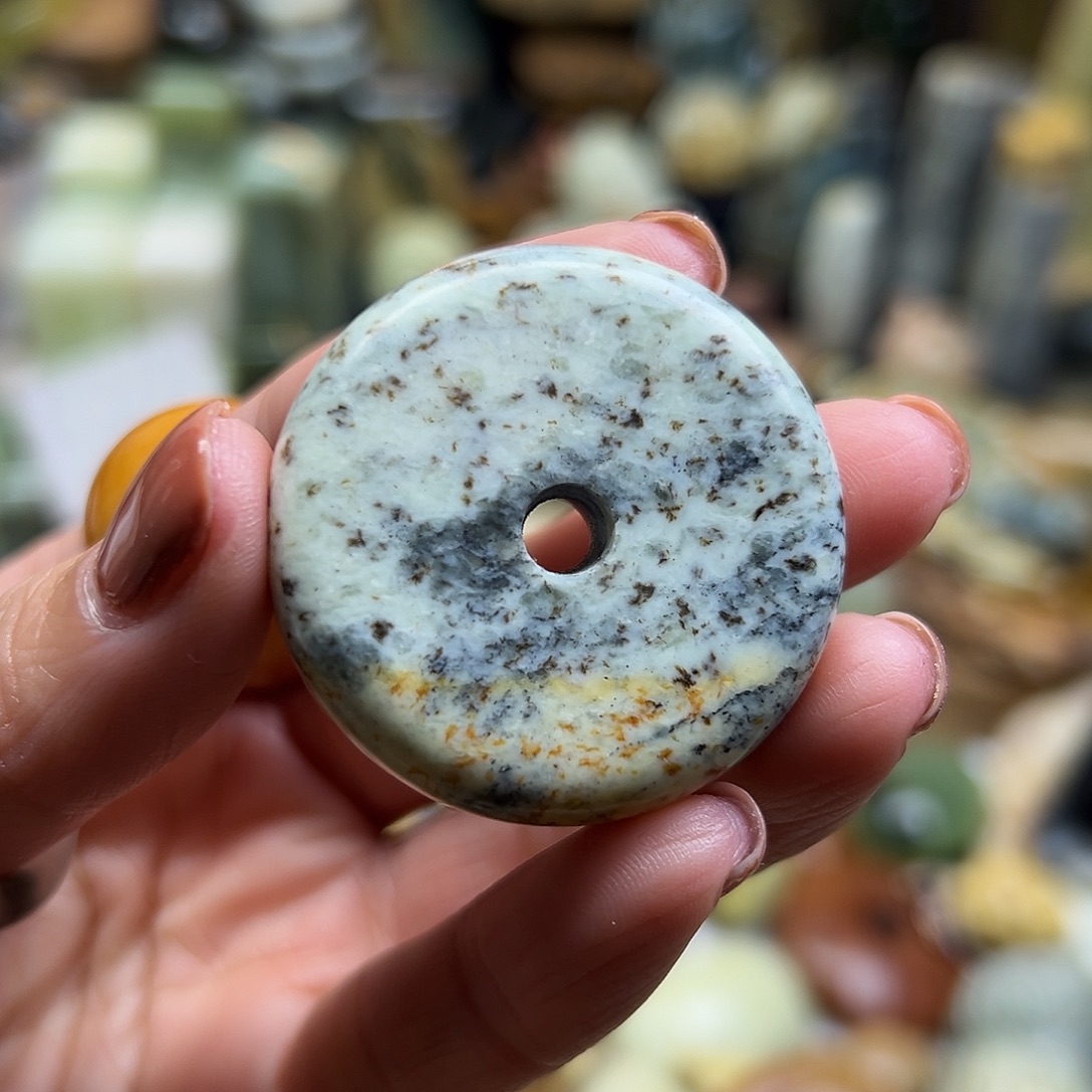 岫岩河磨玉（透闪石质玉）未镶嵌颈饰河磨玉段树林扣子