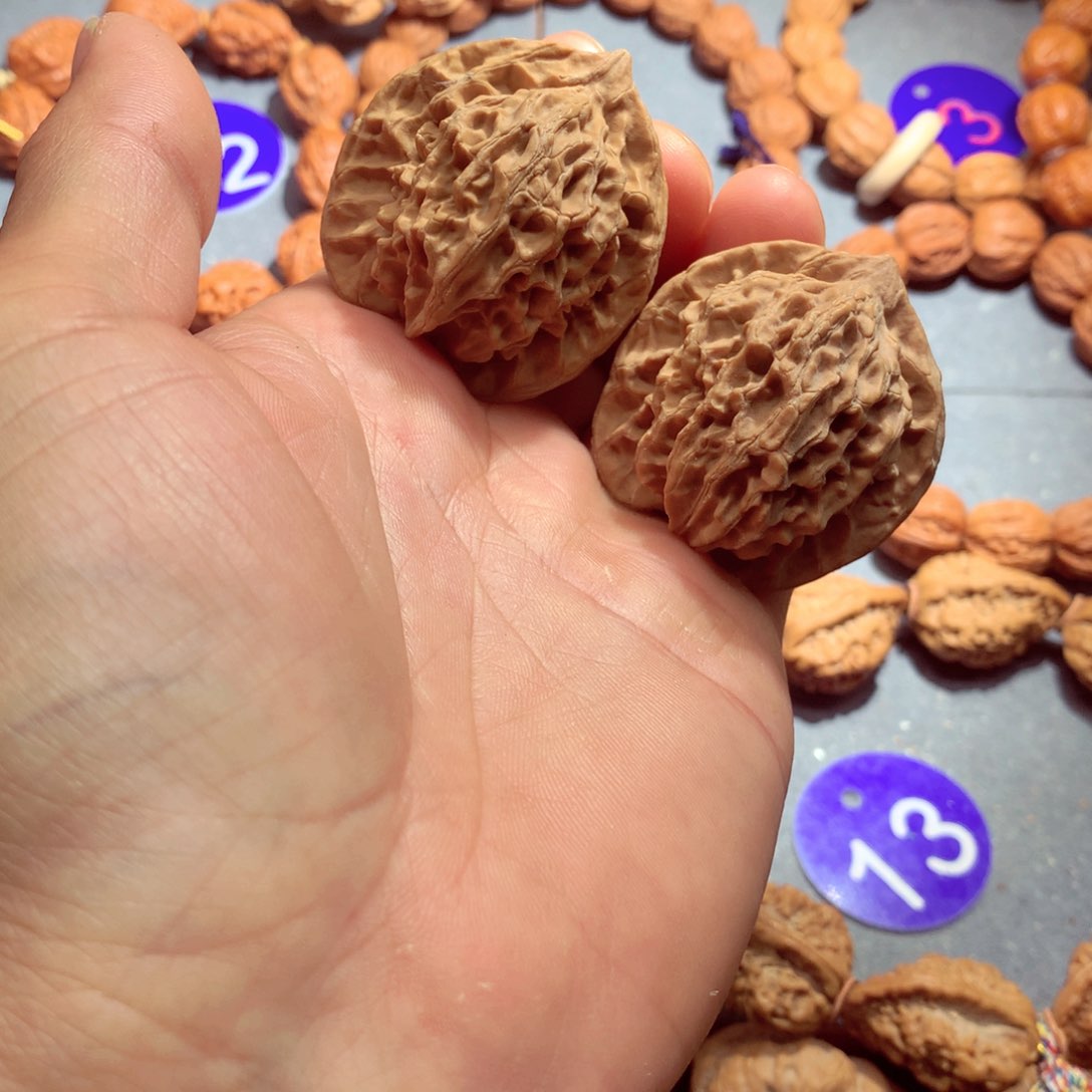 文玩核桃吊坠买一对送一对