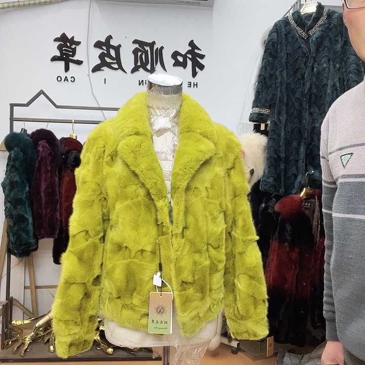 是**吖商场断码拼貂衣服