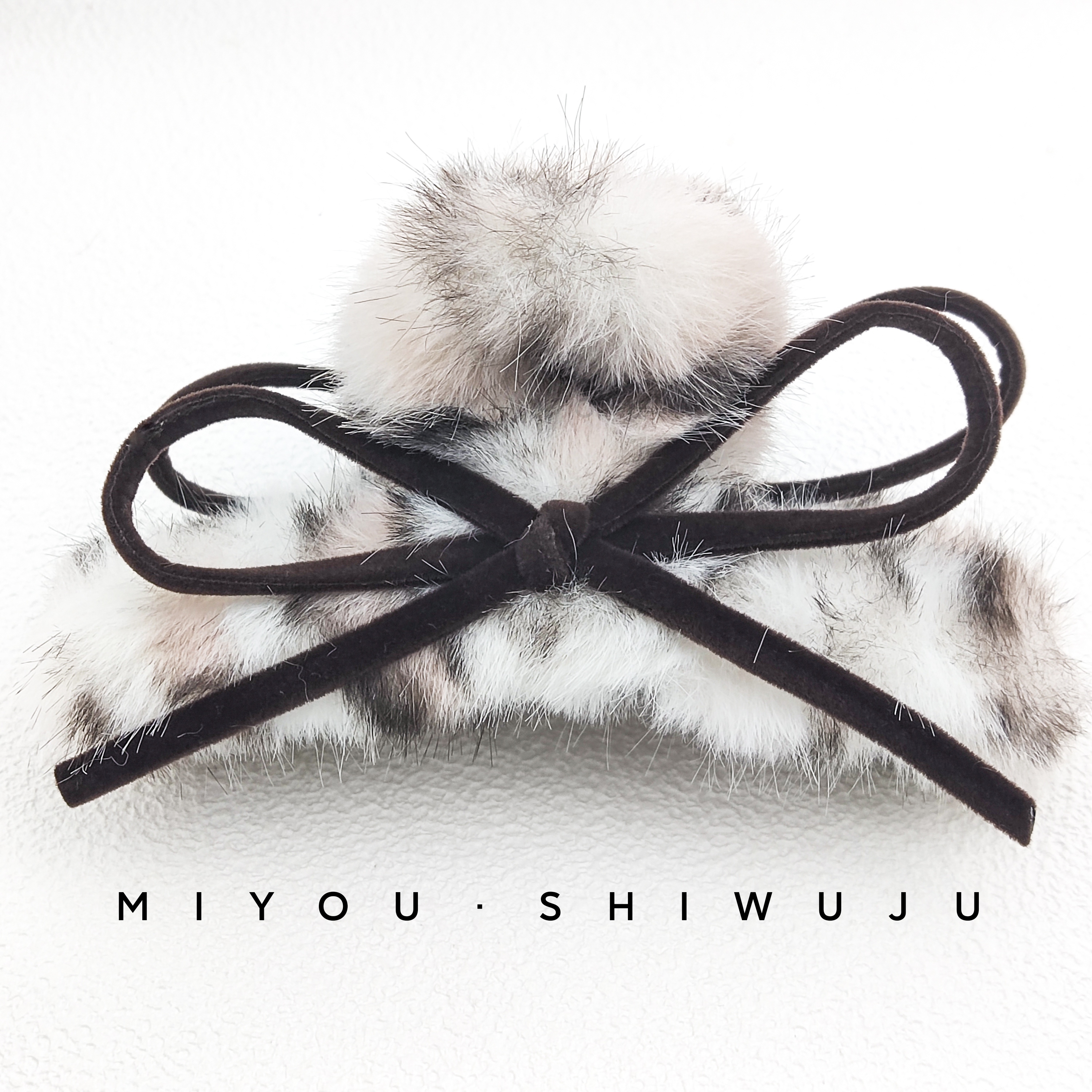 白咖花纹毛绒抓夹