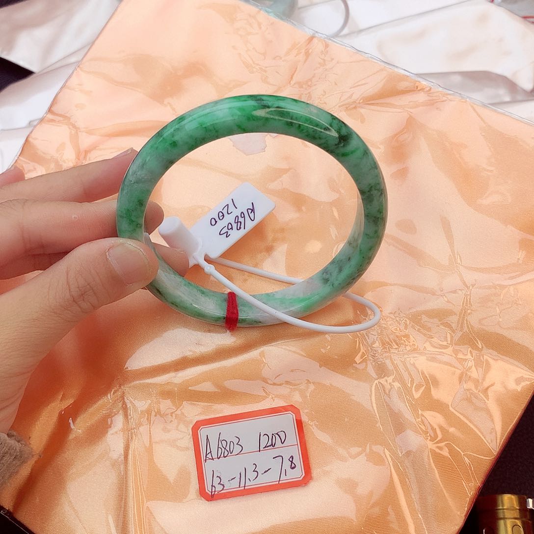 翡翠手镯未镶嵌翡翠