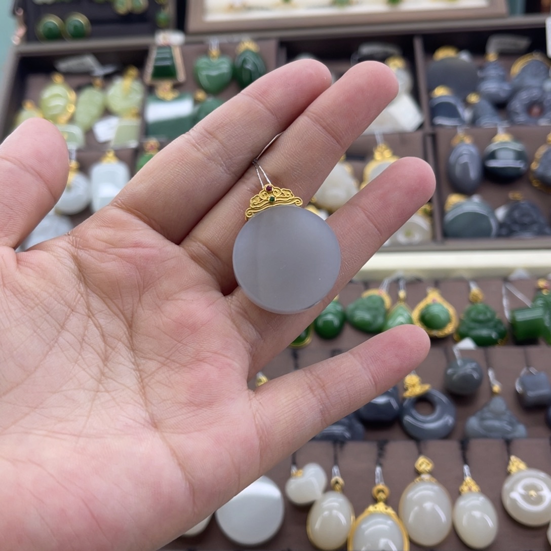 和田玉18K金镶嵌吊坠(赠链)