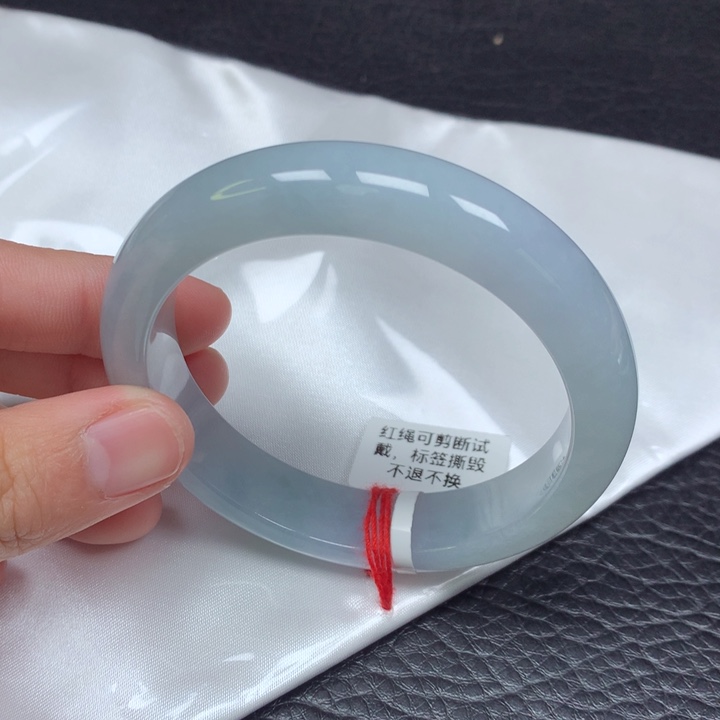 翡翠手镯未镶嵌。