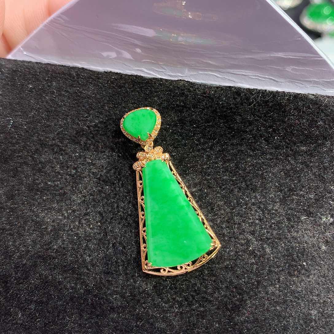 翡翠吊坠(赠链)18K金镶嵌