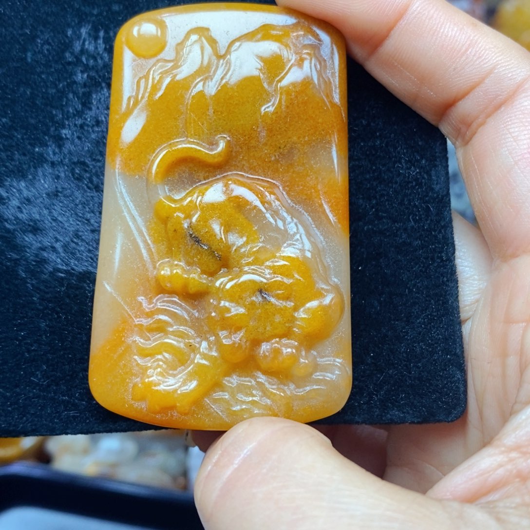 未镶嵌石英质玉（黄龙玉）颈饰