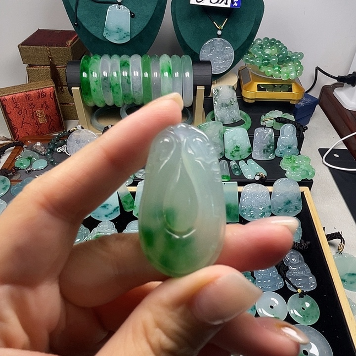 翡翠未镶嵌颈饰水滴