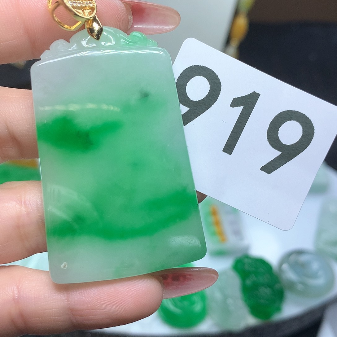 翡翠吊坠(赠链)未镶嵌