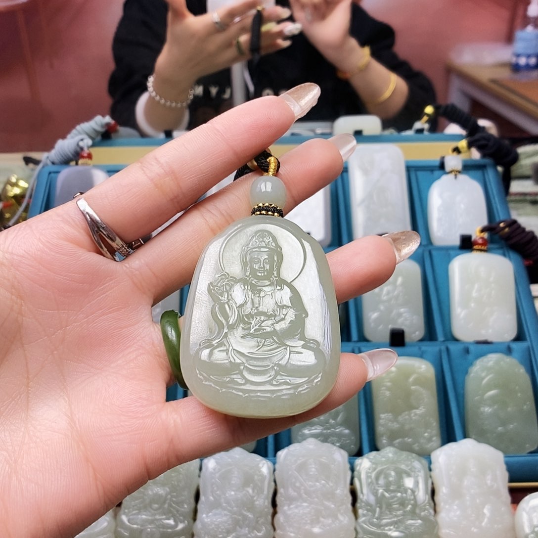 和田玉颈饰未镶嵌花****。