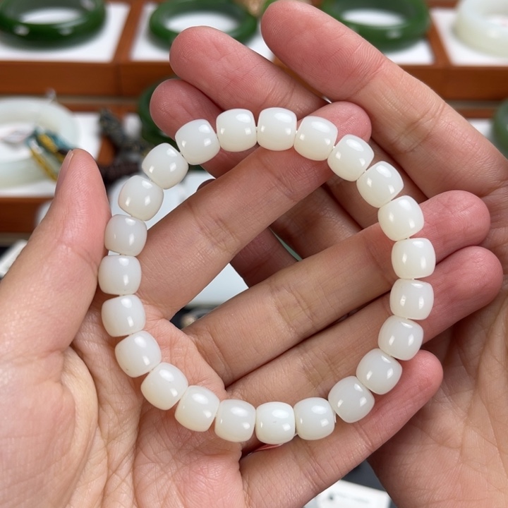 和田玉手串未镶嵌查**人