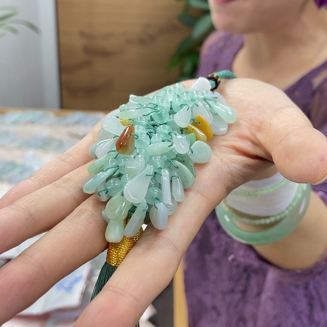 小***子翡翠未镶嵌颈饰翡翠