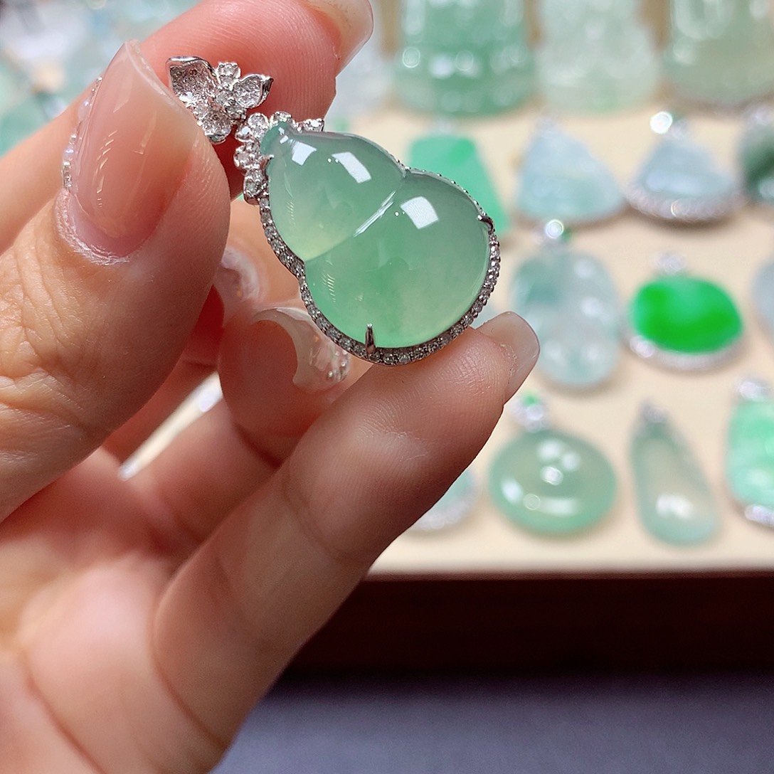 翡翠18K金镶嵌颈饰爱***剧翡翠