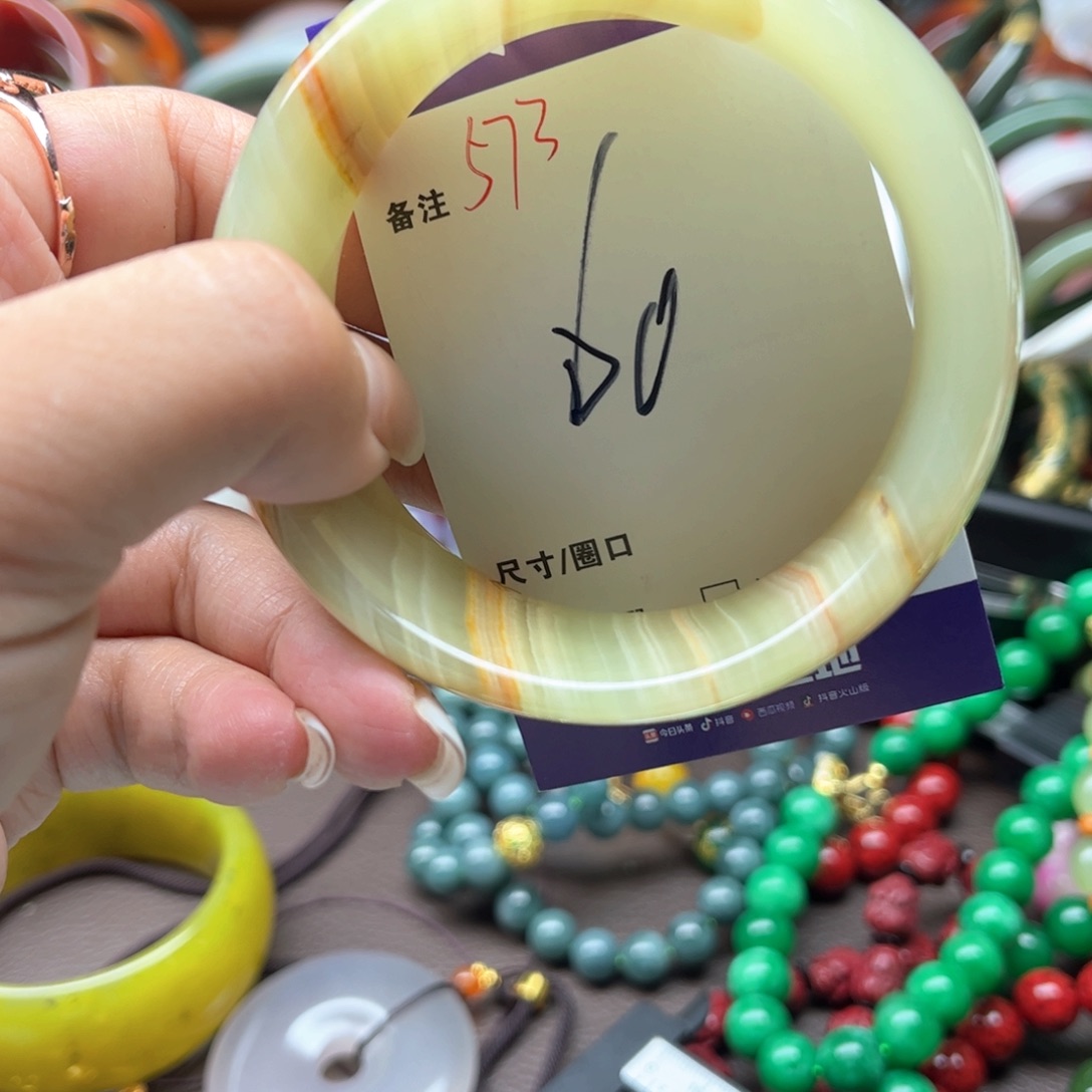 未镶嵌手镯石英岩玉