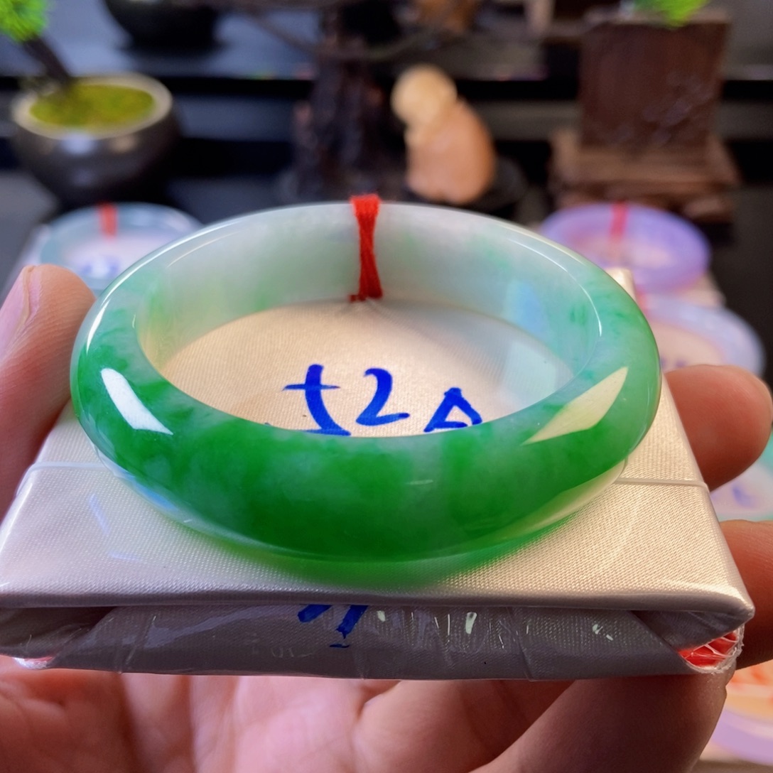 翡翠未镶嵌手镯18、白底青正圈