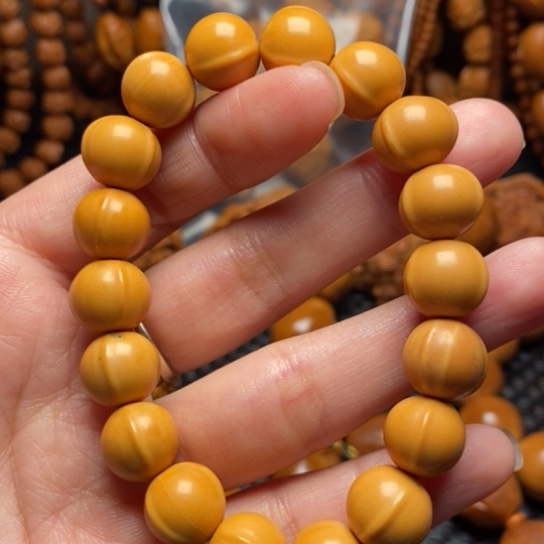 橄榄核吊坠鲨鱼背