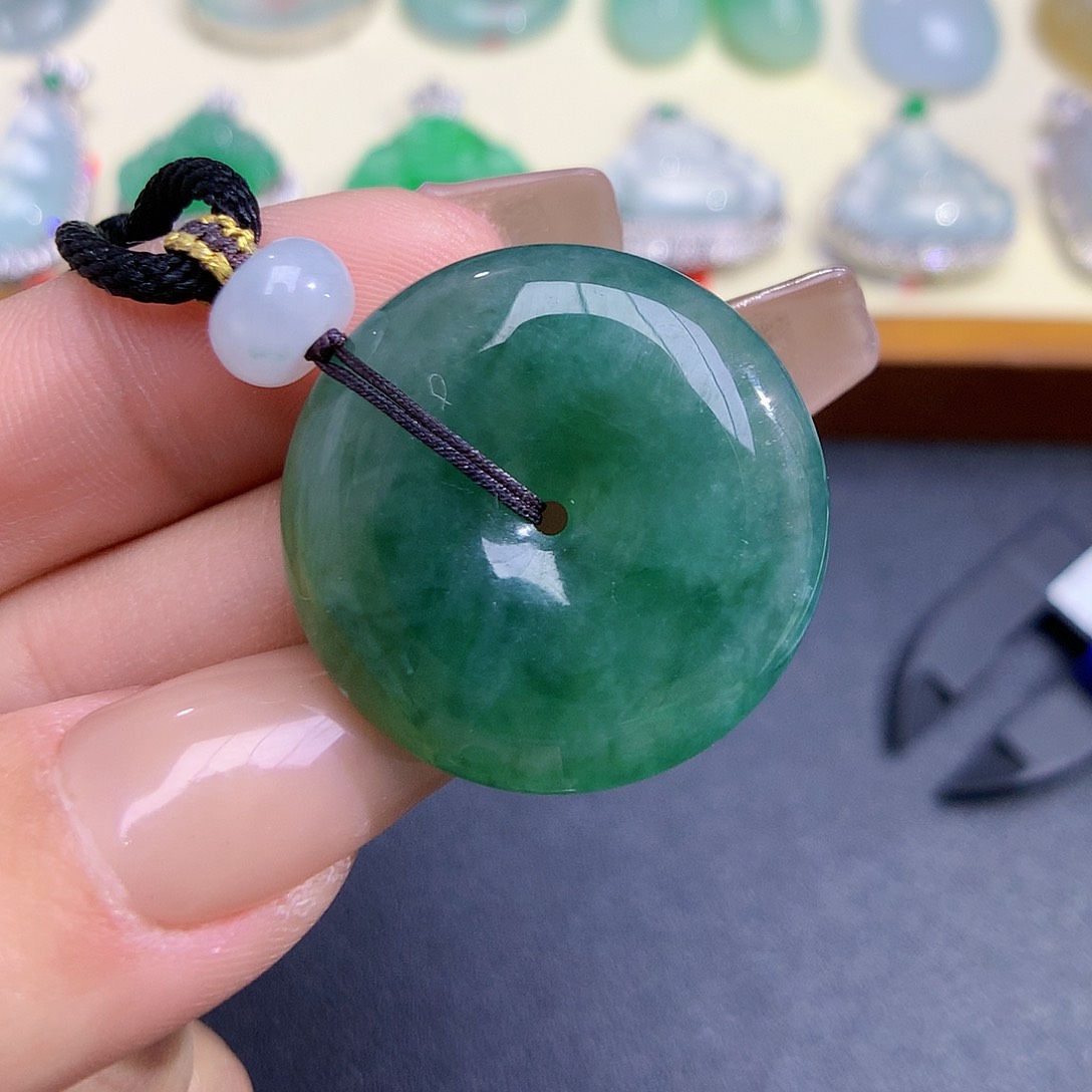 翡翠颈饰未镶嵌平安扣