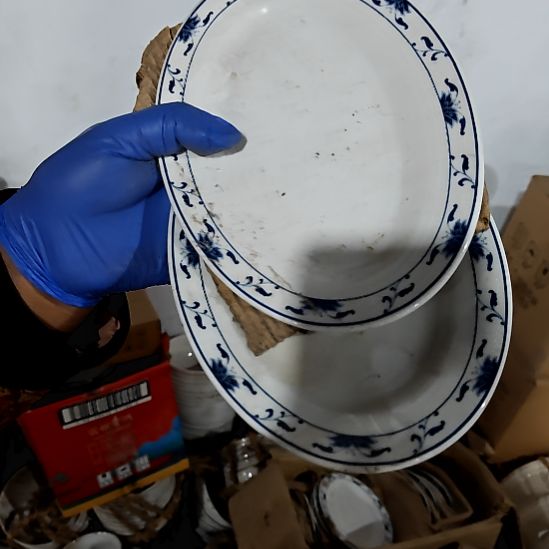 摆件盘子碗茶壶啥都有