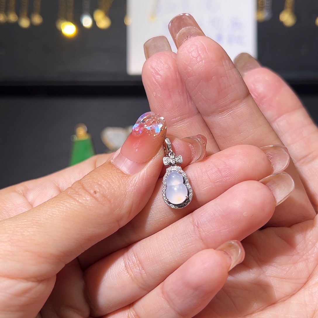 翡翠颈饰18K金镶嵌言****程吊坠