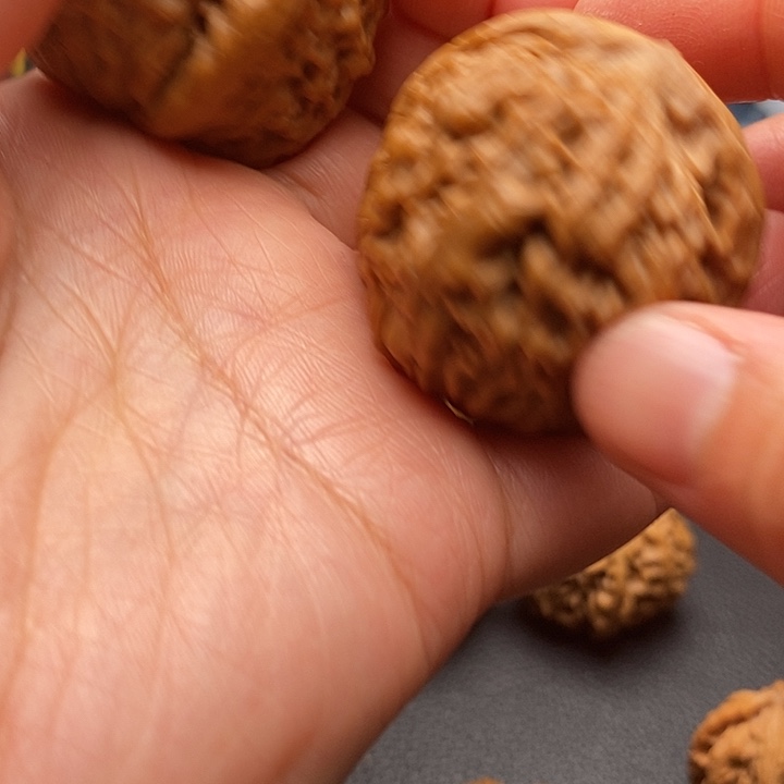 文玩核桃吊坠莲花