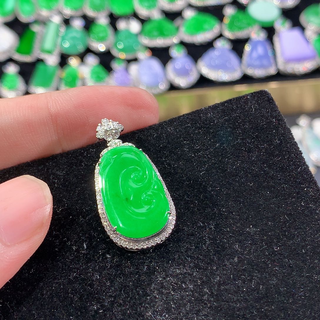 翡翠18K金镶嵌颈饰