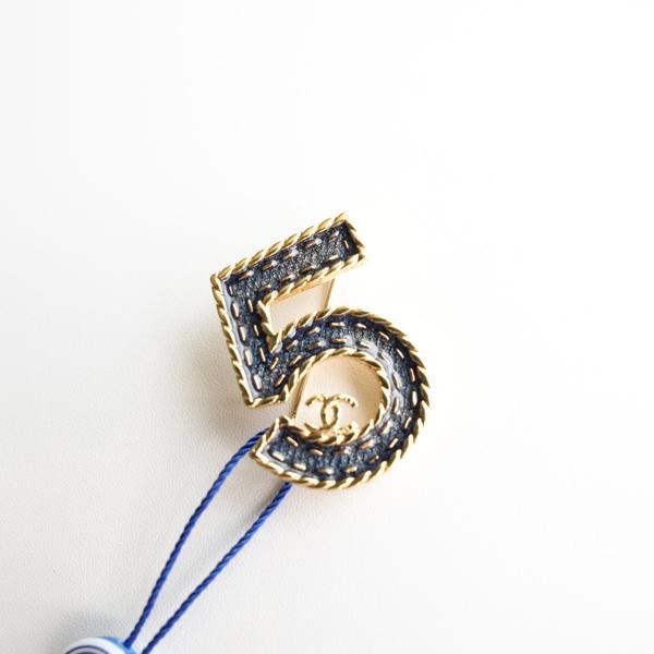 Chanel牛仔蓝5字胸针