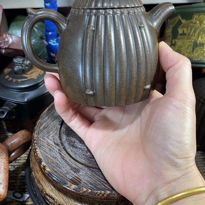 茶壶紫砂原矿泥料手工制作的一把紫砂壶。