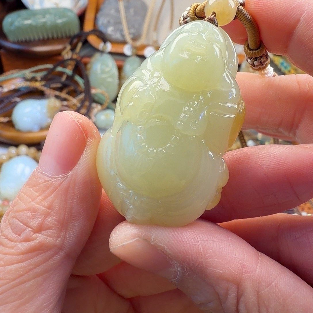 薄***荷和田玉未镶嵌颈饰