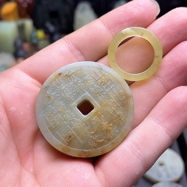 蛇纹石玉挂件未镶嵌