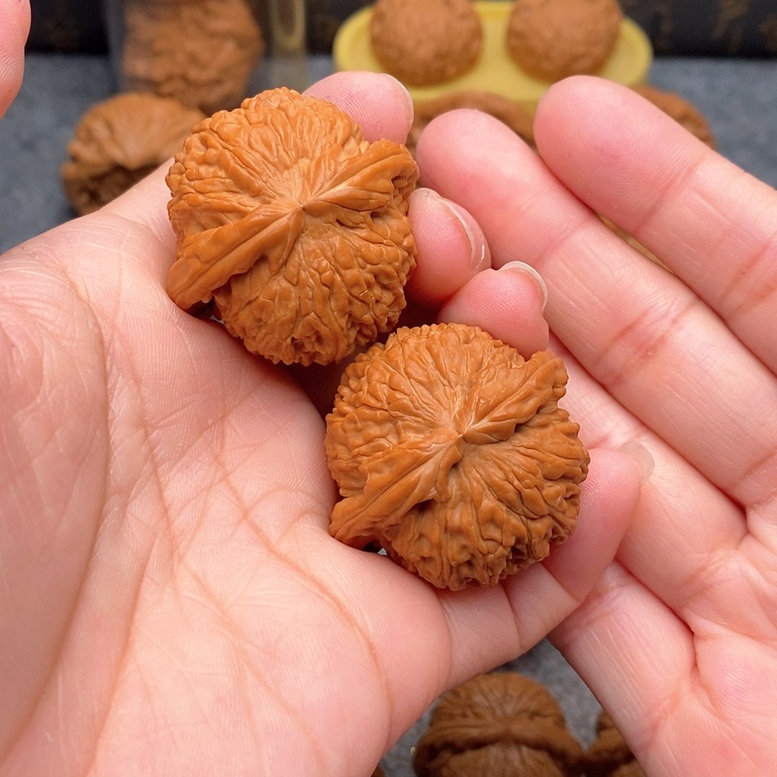 文玩核桃把件精品卡姿兰大眼睛小白39全品